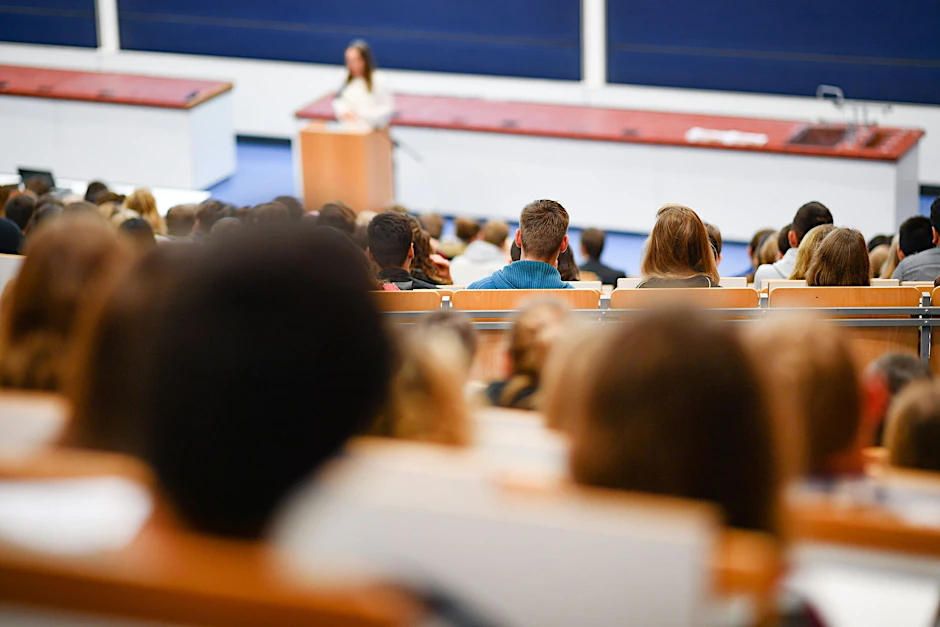 ARCHIV - Erstsemster-Studenten in einem Hörsaal einer Universität.  