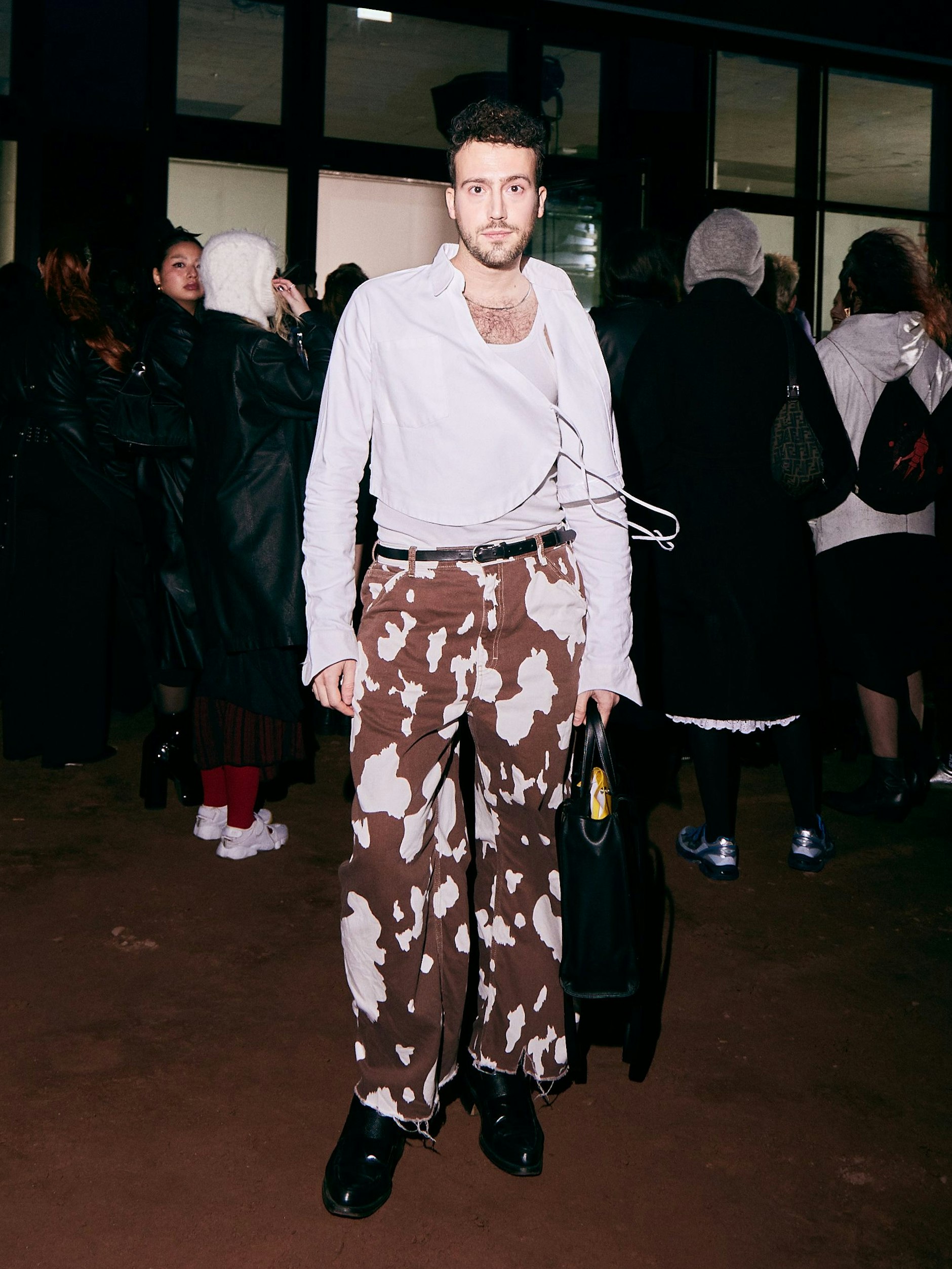 Modejournalist Giulio trägt ein Top des Berliner Labels SF1OG, dazu eine Vintage-Hose und eine hippe Telfar-Tasche. Instagram: <a target="_blank" rel="nofollow" href="https://www.instagram.com/polverigiulio/">@polverigiulio</a>