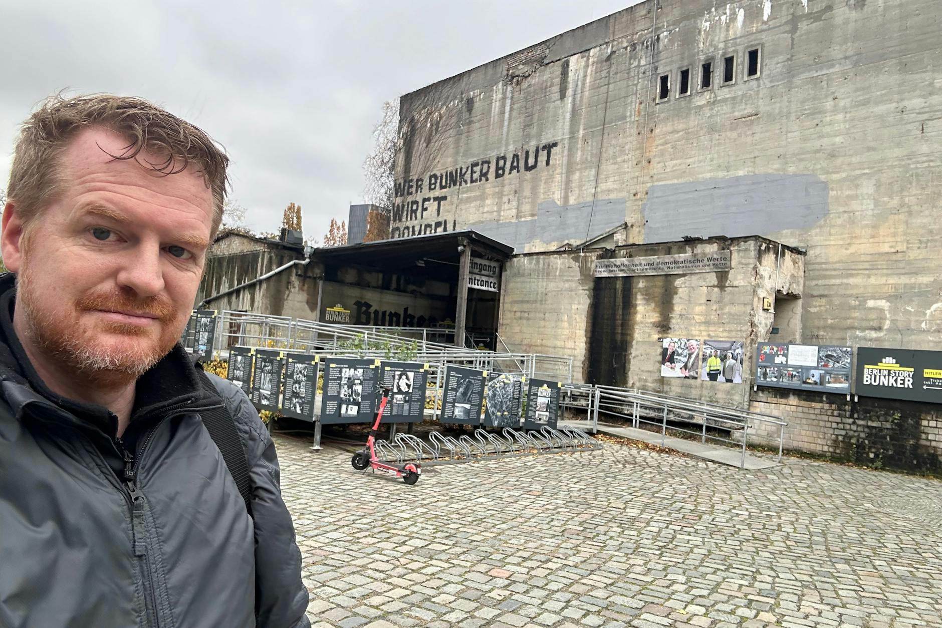 Enno Lenze vor dem Berlin-Story-Bunker: Eurowings will plötzlich seine Hitler-Ausstellung nicht mehr auf den Tickets bewerben.