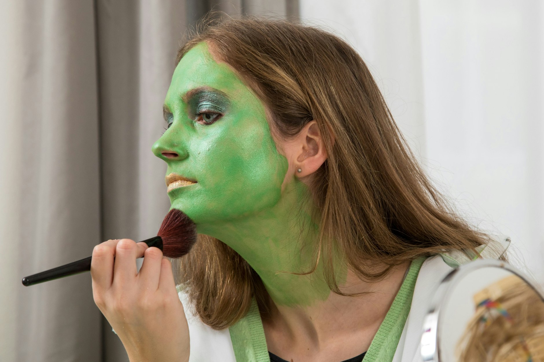 Fettbasierte Schminke hält Regen besser stand. Ein Fixierspray im Anschluss macht das Kunstwerk extra haltbar.