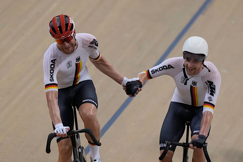 ARCHIV - Roger Kluge (l) und Theo Reinhardt gewannen zum dritten Mal in Serie den Madison-EM-Titel.  
