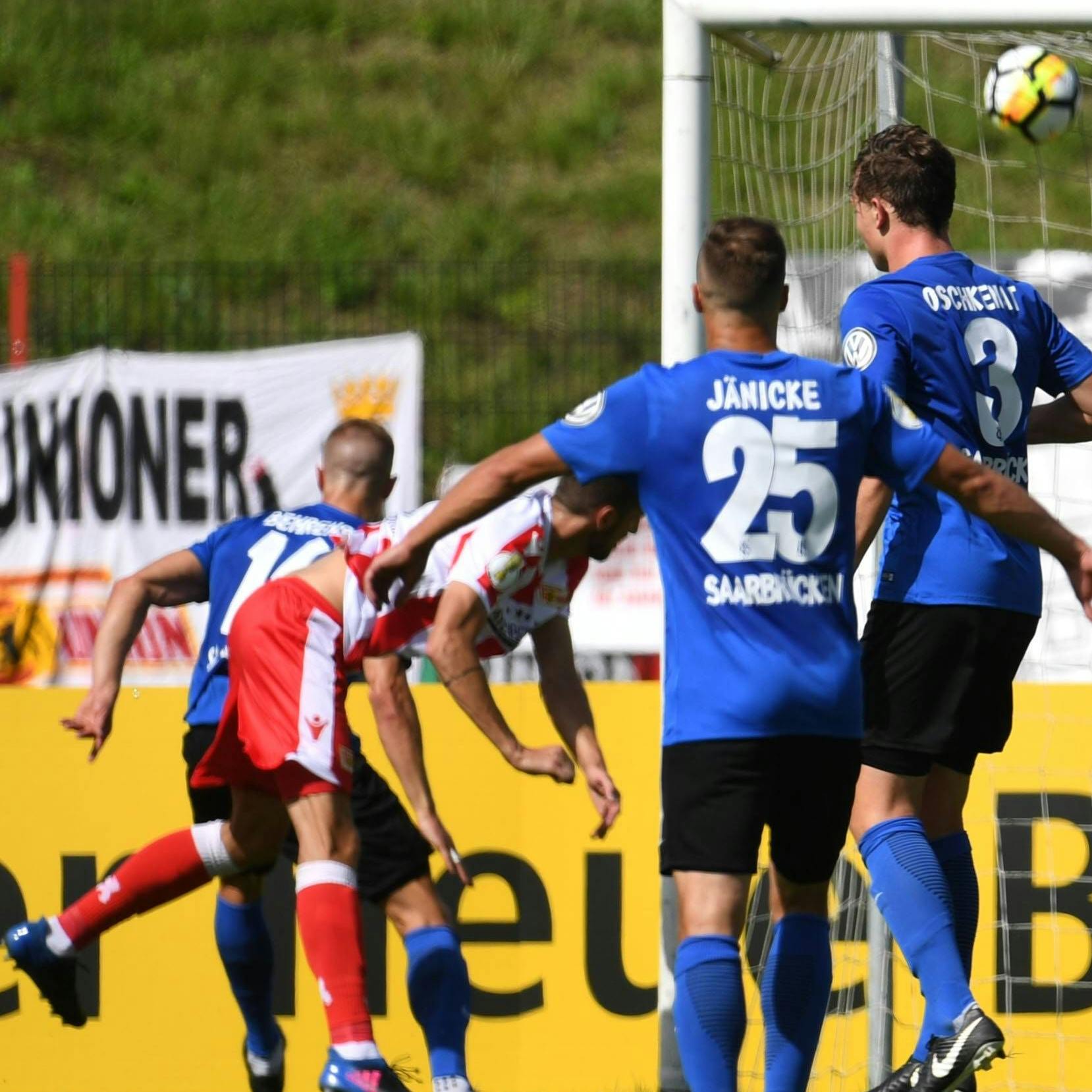 13. August 2017: Kevin Behrens (l.) köpfte im DFB-Pokal für den 1. FC Saarbrücken gegen den 1. FC Union ein.