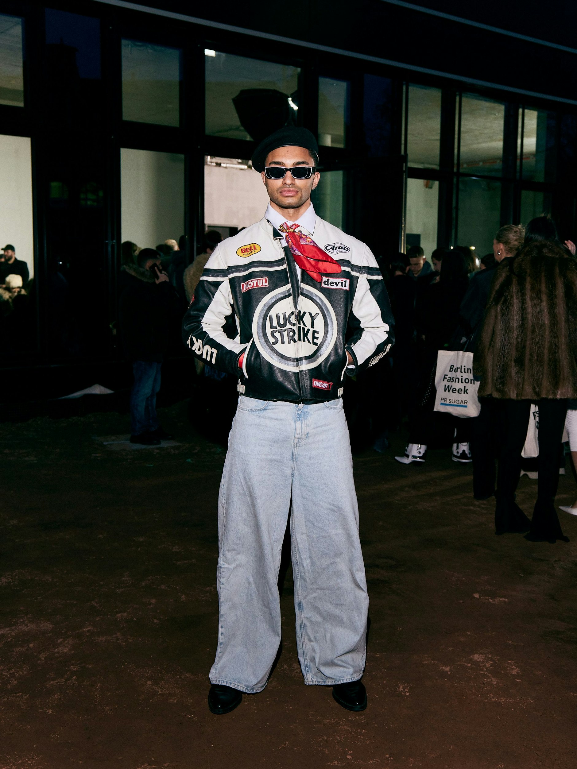 Seine Lucky-Strike-Bikerjacke&nbsp;kombiniert Louis mit Seidentuch und weißem Hemd. Instagram: <a target="_blank" rel="nofollow" href="https://www.instagram.com/louislazarr/">@louislazarr</a>