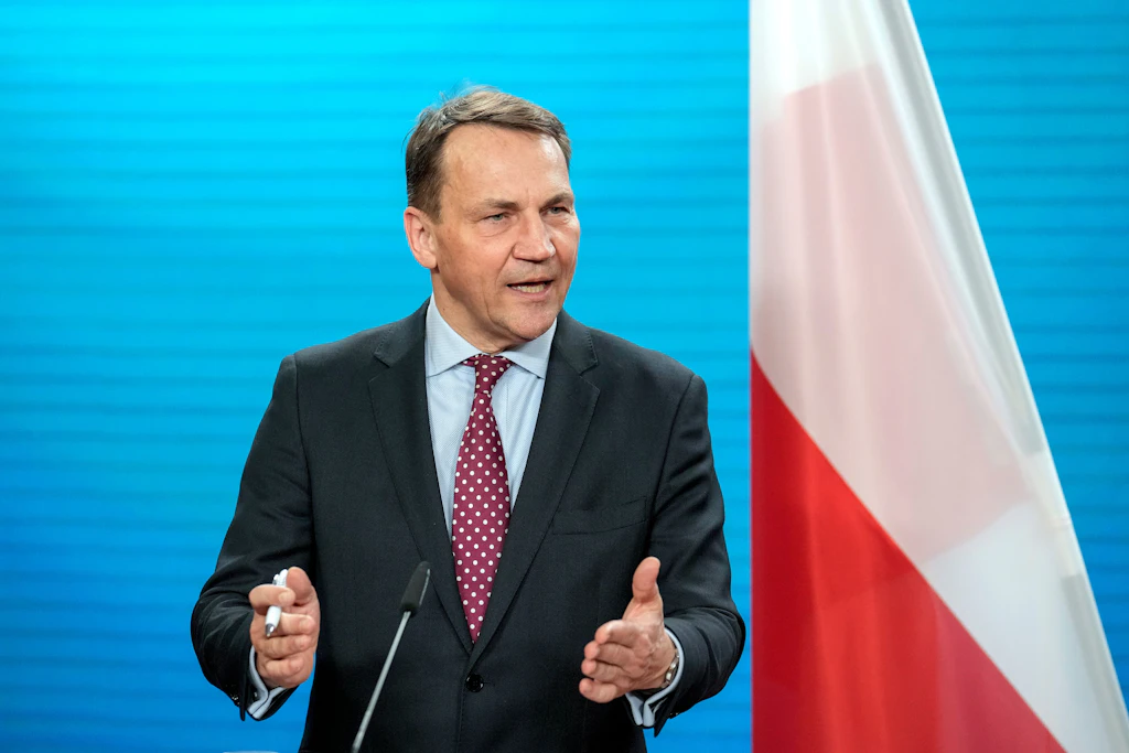 Rusya ile savaş mı?  Polonya Dışişleri Bakanı Radoslaw Sikorski halka içme suyu stoklamalarını tavsiye etti