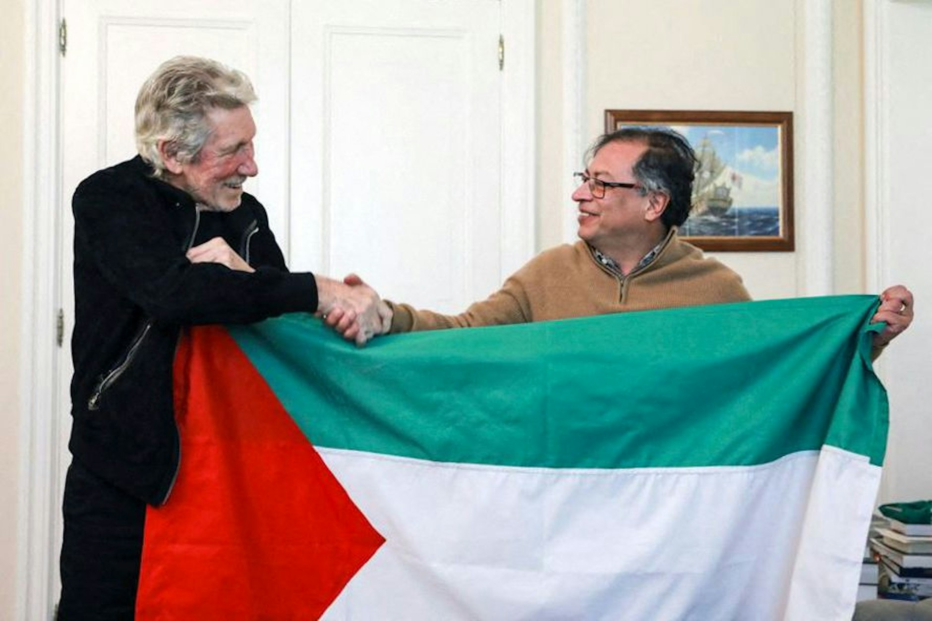 Roger Waters (l.) im Dezember 2023 mit dem kolumbianischen Präsidenten Gustavo Petro und einer Palästina-Flagge.
