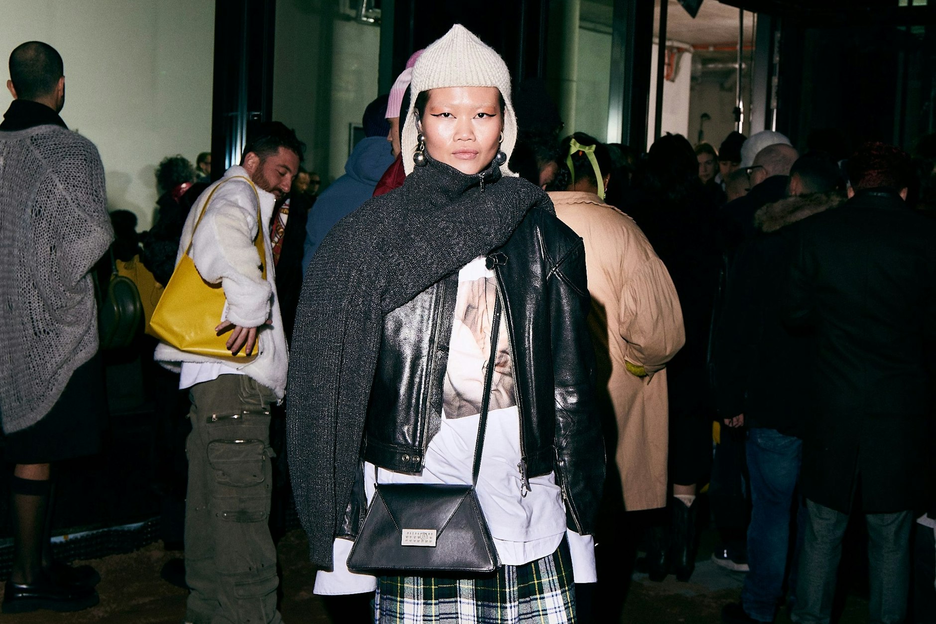 Privatköchin und Künstlerin Eva drapierte sich beim Besuch der Richert-Beil-Show einen Pulli als Schal um den Hals.