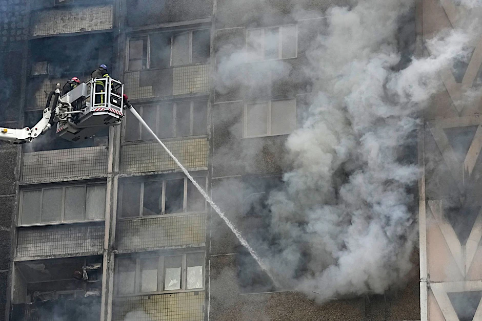 Feuerwehrleute versuchen in Kiew den Brand eines Wohnhauses zu löschen.  