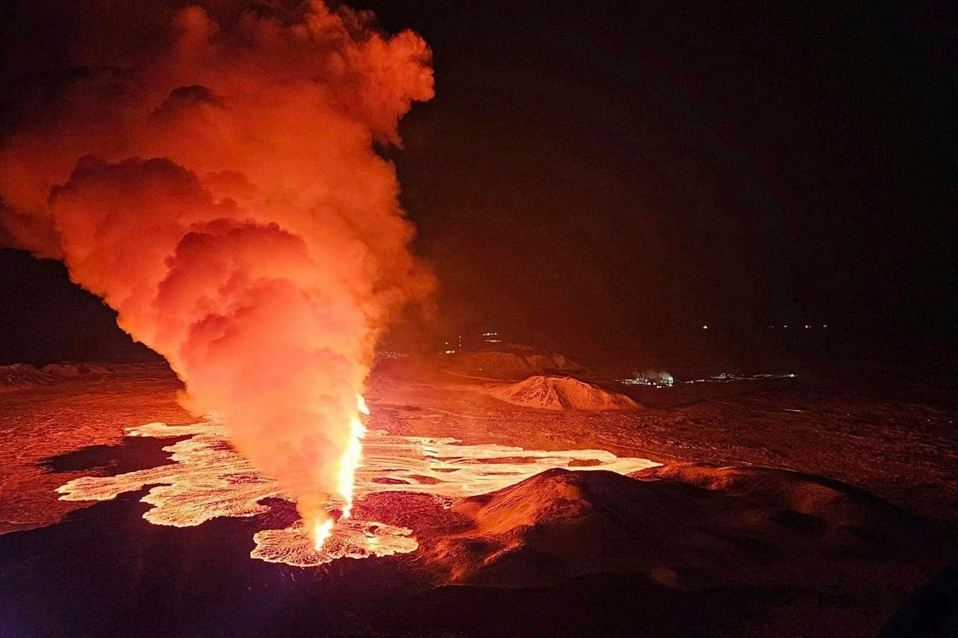 Island, Grindavik: eine nächtliche Luftaufnahme des Vulkanausbruchs.