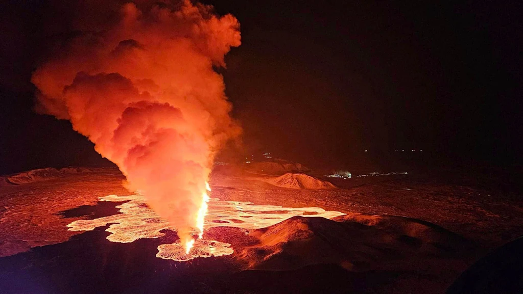 Vulkan auf Island spuckt Lava bis zu 80 Meter hoch