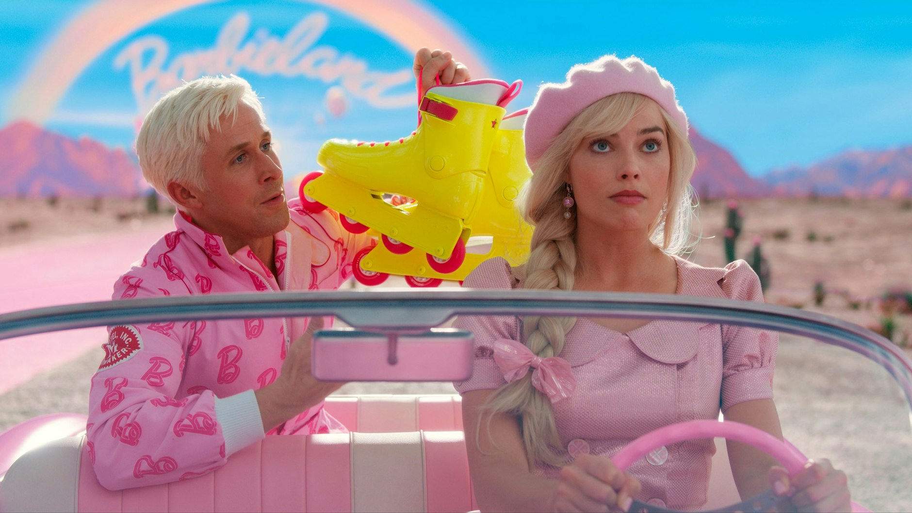 Ryan Gosling als Ken und Margot Robbie als Barbie in einer Szene des Barbie-Films.