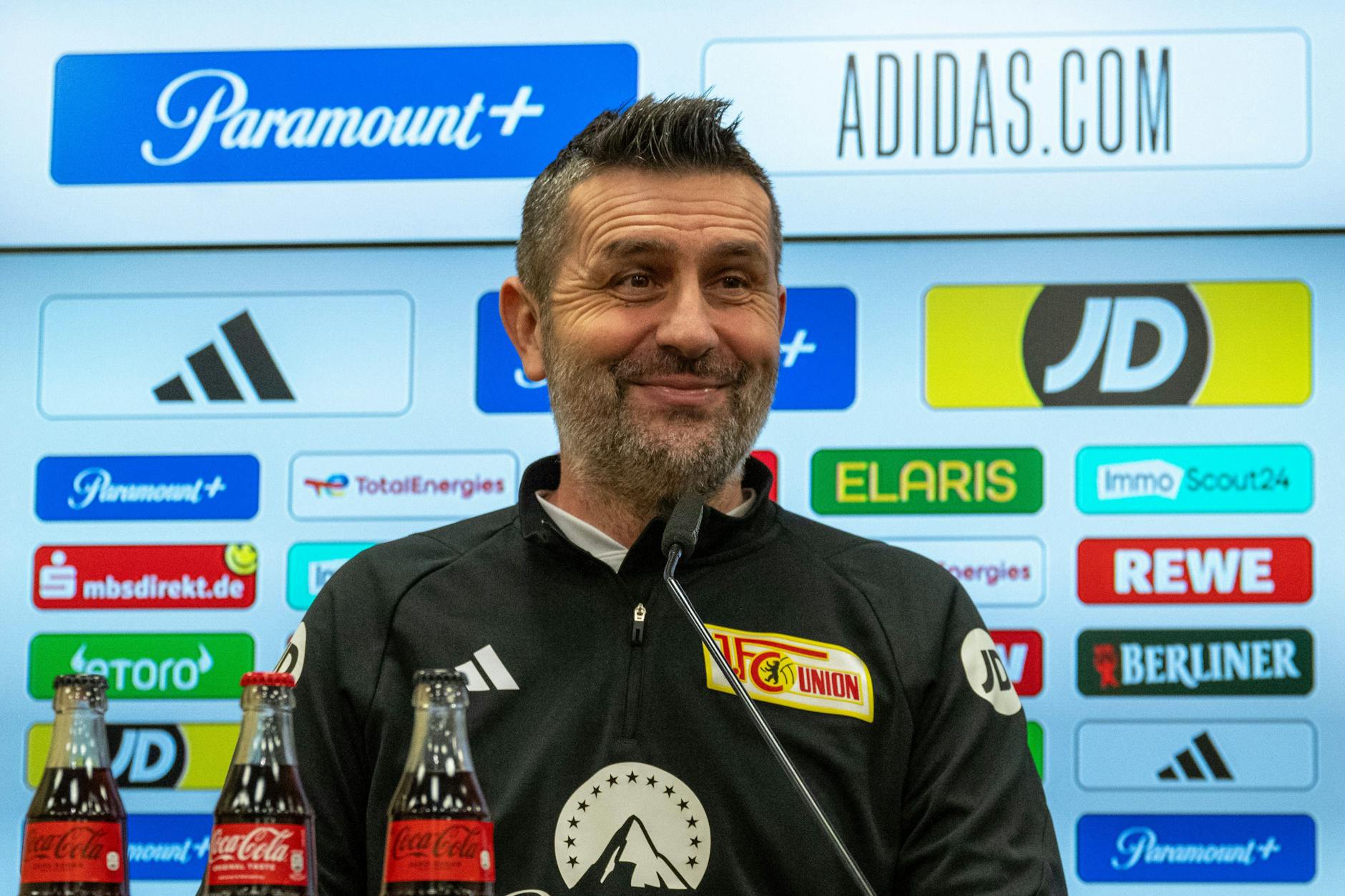 Erster Aufritt nach der Sperre mit einem Lächeln: Unions Trainer Nenad Bjelica zeigte sich mit guter Laune vor dem Heimspiel gegen Wolfsburg.