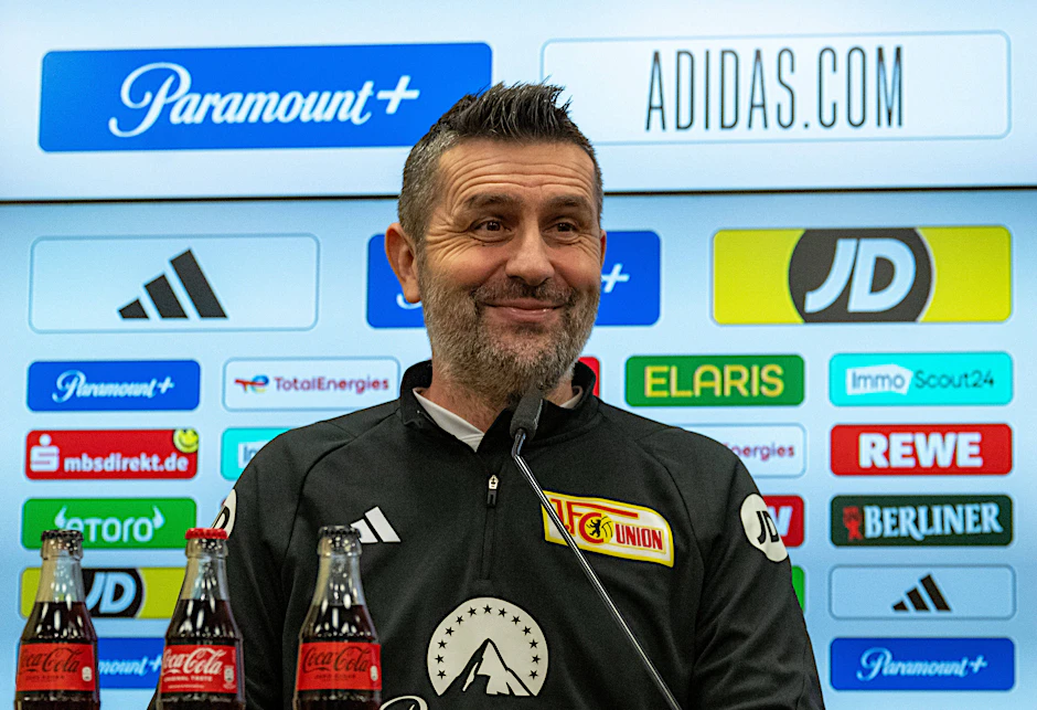 Erster Aufritt nach der Sperre mit einem Lächeln: Unions Trainer Nenad Bjelica zeigte sich mit guter Laune vor dem Heimspiel gegen Wolfsburg.