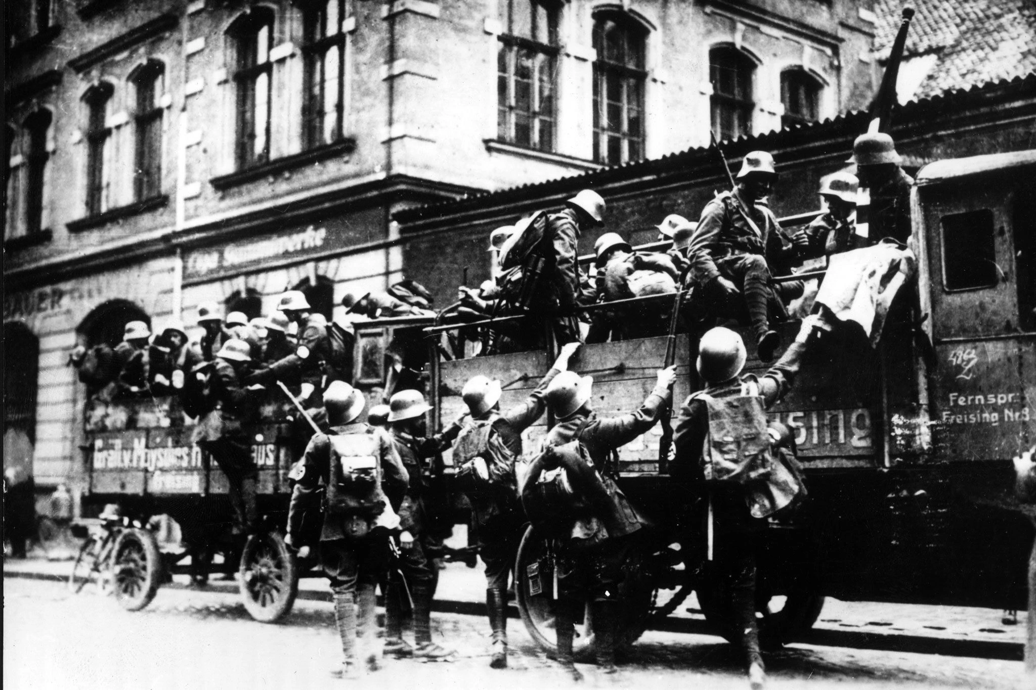 SA-Truppen aus dem Umland kommen vor dem Bürgerbräukeller in München während des sogenannten Hitler-Putschs an.