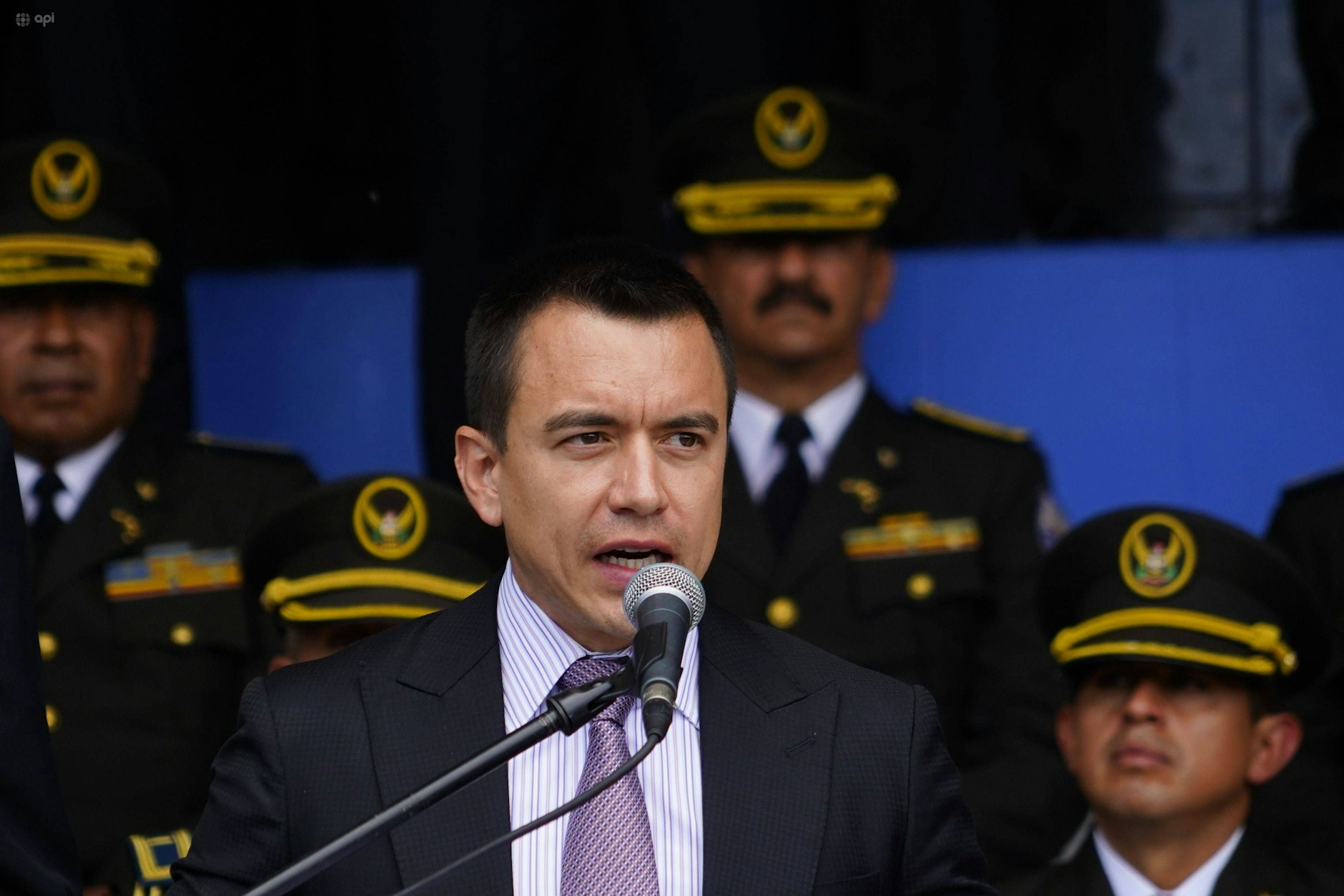 Ecuadors Präsident Daniel Noboa bei der feierlichen Übergabe von Schutzwesten, Funkgeräten und technischer Ausrüstung an die nationale Polizei.