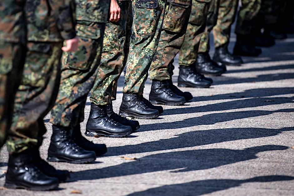 Soldaten der Bundeswehr stehen auf einem Appellplatz.&nbsp;