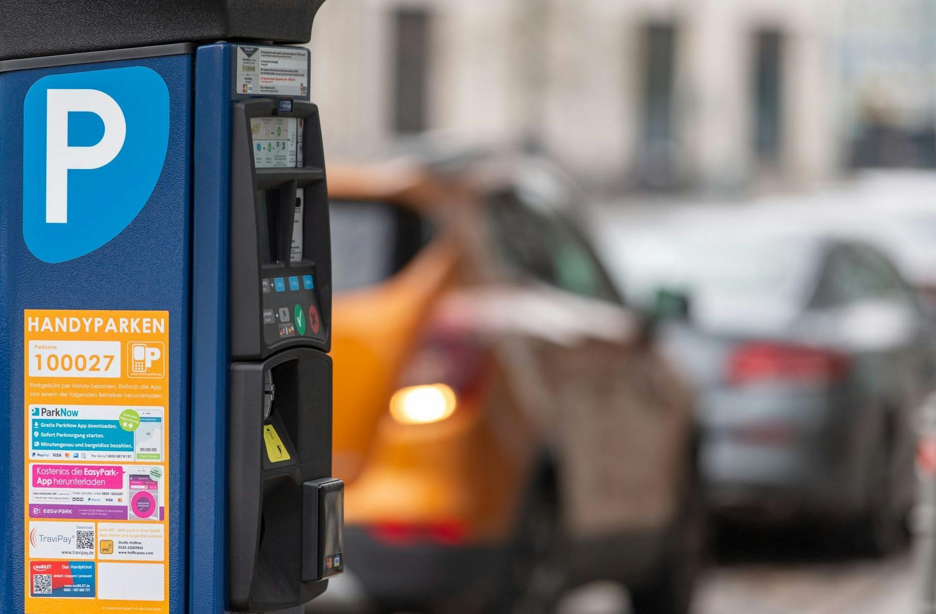 ARCHIV - Ein Parkscheinautomat steht am Straßenrand in der Innenstadt. ld/dpa