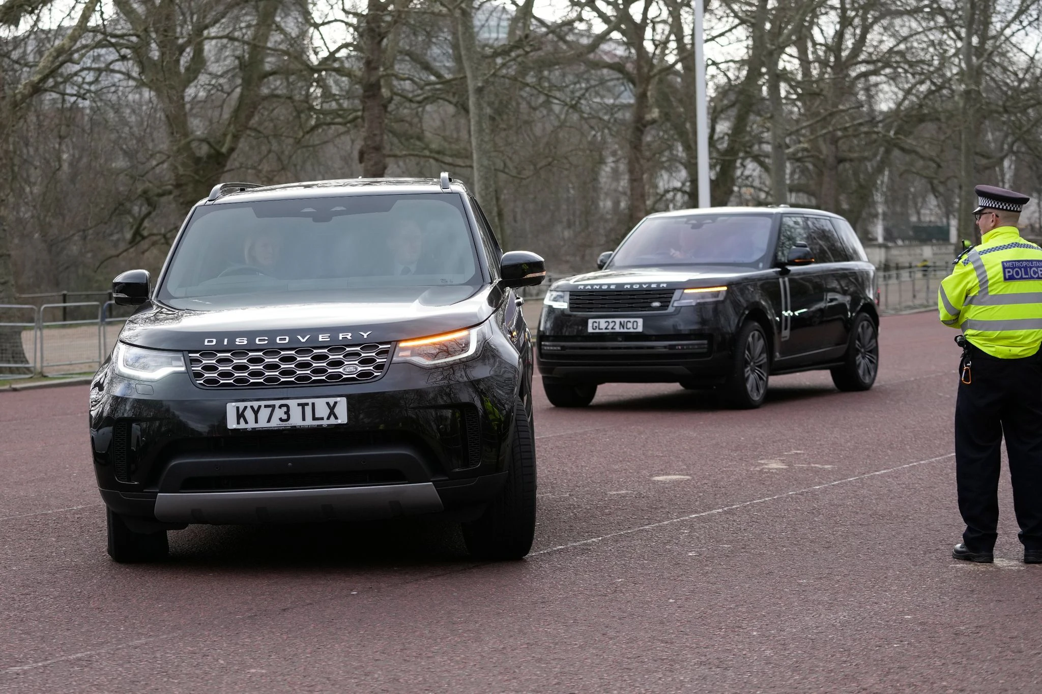 In diesen schwarzen Geländewagen war vermutlich Prinz Harry hier in London unterwegs, um seinen Vater König Charles III. zu besuchen.  