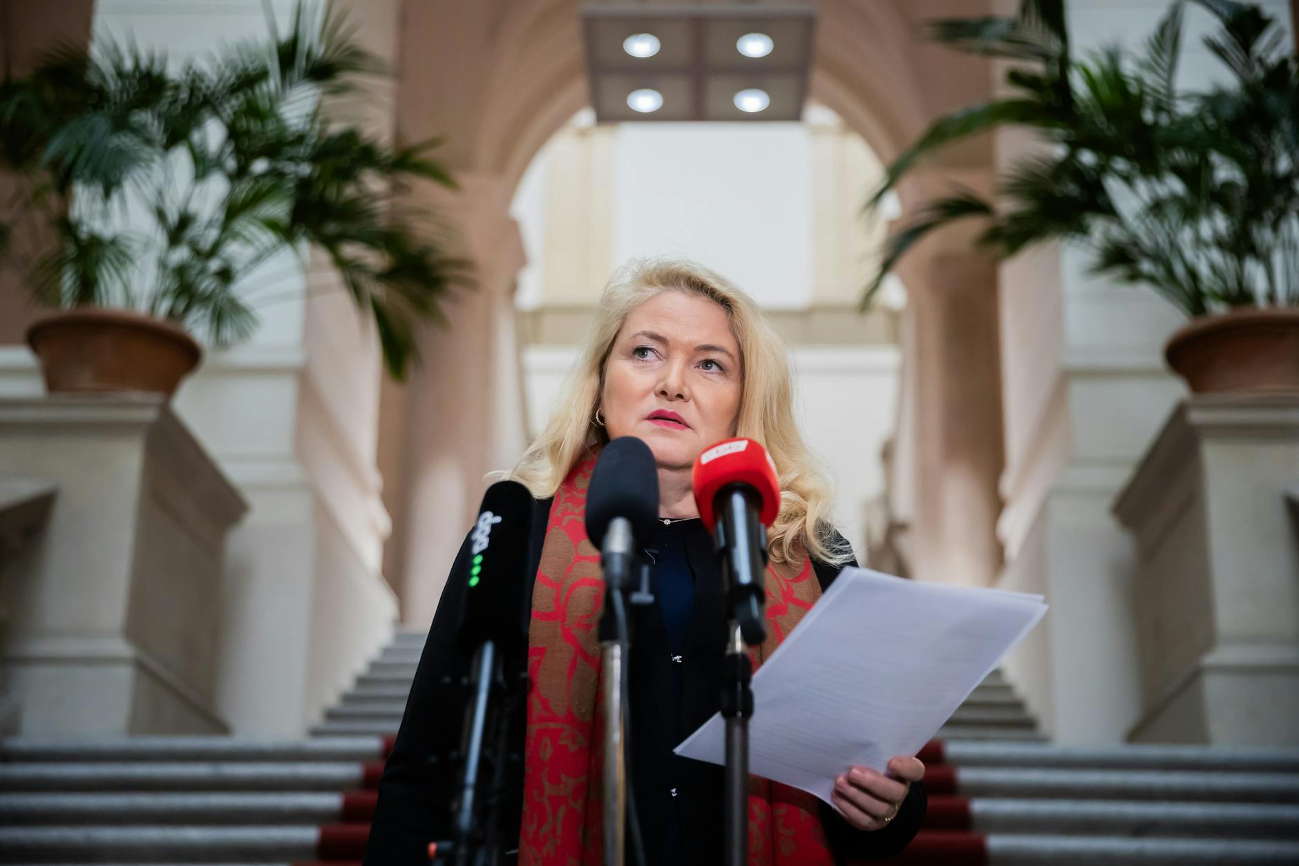 Kristin Brinker, AfD-Fraktionsvorsitzende im Berliner Abgeordnetenhaus, vor Journalisten.