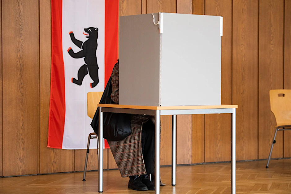 Eine Wählerin sitzt am 12. Februar 2023 in einem Berliner Wahllokal. Am Sonntag wird in Berlin in 455 Wahlbezirken die Wahl zum Deutschen Bundestag wiederholt.