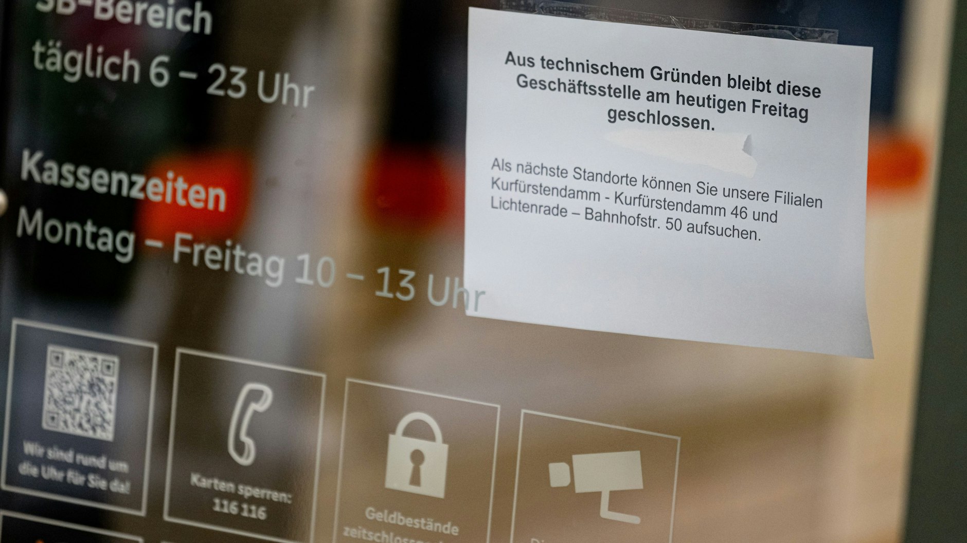 Nach einem Überfall hängt ein Zettel mit dem Hinweis auf eine temporäre Schließung am Eingang einer Bankfiliale.&nbsp;