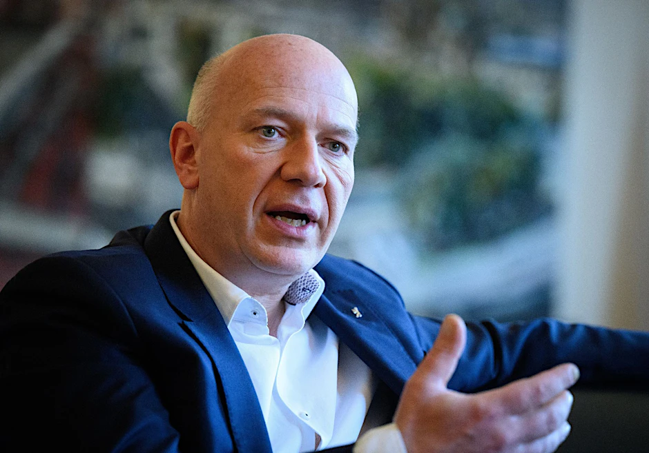 Kai Wegner (CDU), der Regierende Bürgermeister von Berlin, sitzt bei einem Interview in seinem Büro. (Archivbild)