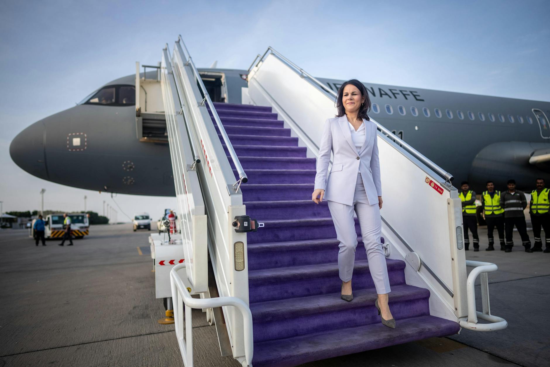 Außenministerin Annalena Baerbock (Grüne) auf dem Flugplatz in Dschidda. Auf dem Weg ins ostafrikanische Dschibuti durfte der Airbus der Flugbereitschaft der Luftwaffe nicht Eritrea überfliegen, daher musste die Delegation zunächst in Saudi-Arabien anhalten.