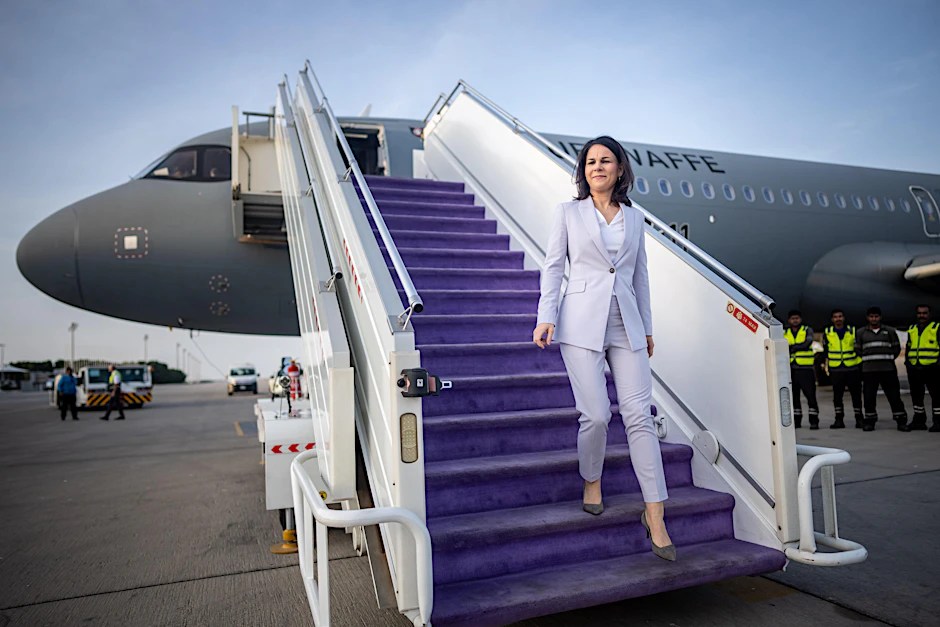 Außenministerin Annalena Baerbock (Grüne) auf dem Flugplatz in Dschidda. Auf dem Weg ins ostafrikanische Dschibuti durfte der Airbus der Flugbereitschaft der Luftwaffe nicht Eritrea überfliegen, daher musste die Delegation zunächst in Saudi-Arabien anhalten.