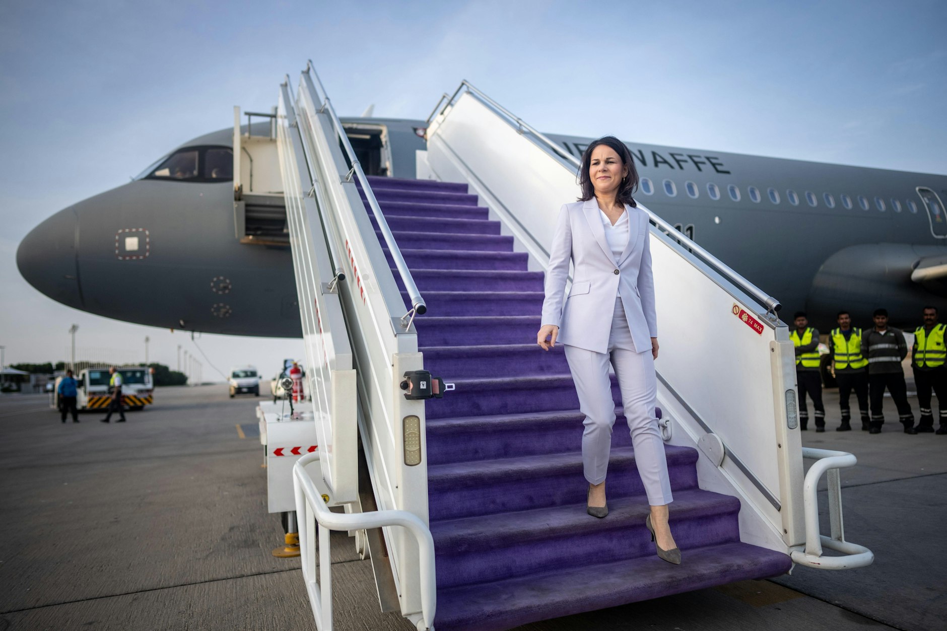 Außenministerin Annalena Baerbock (Grüne) auf dem Flugplatz in Dschidda. Auf dem Weg ins ostafrikanische Dschibuti durfte der Airbus der Flugbereitschaft der Luftwaffe nicht Eritrea überfliegen, daher musste die Delegation zunächst in Saudi-Arabien anhalten.
