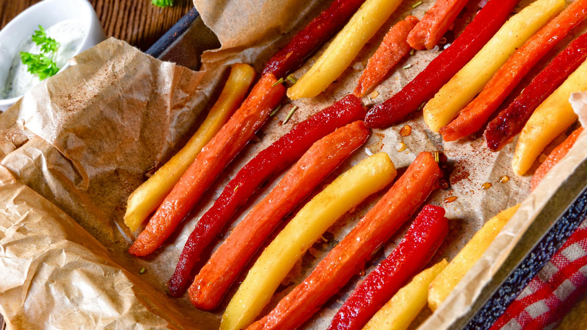 Die leckeren Paprika-Sticks aus dem Ofen sind schnell gemacht - und das Rezept ist sehr einfach.