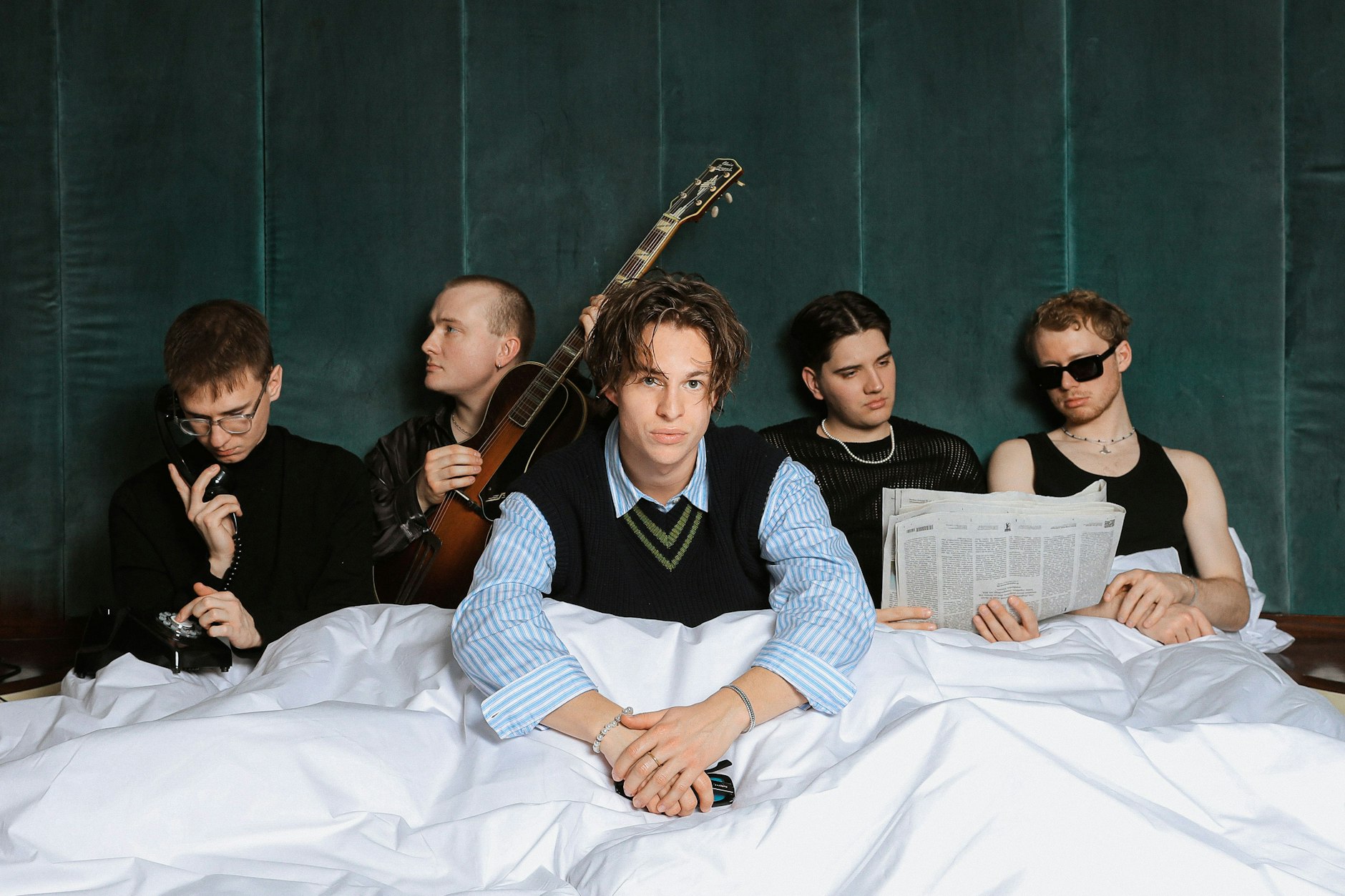 Mit Berliner Zeitung: Giant Rooks samt Fred Rabe (Mitte) und Gitarrist Finn Schwieters (2.v.l.)