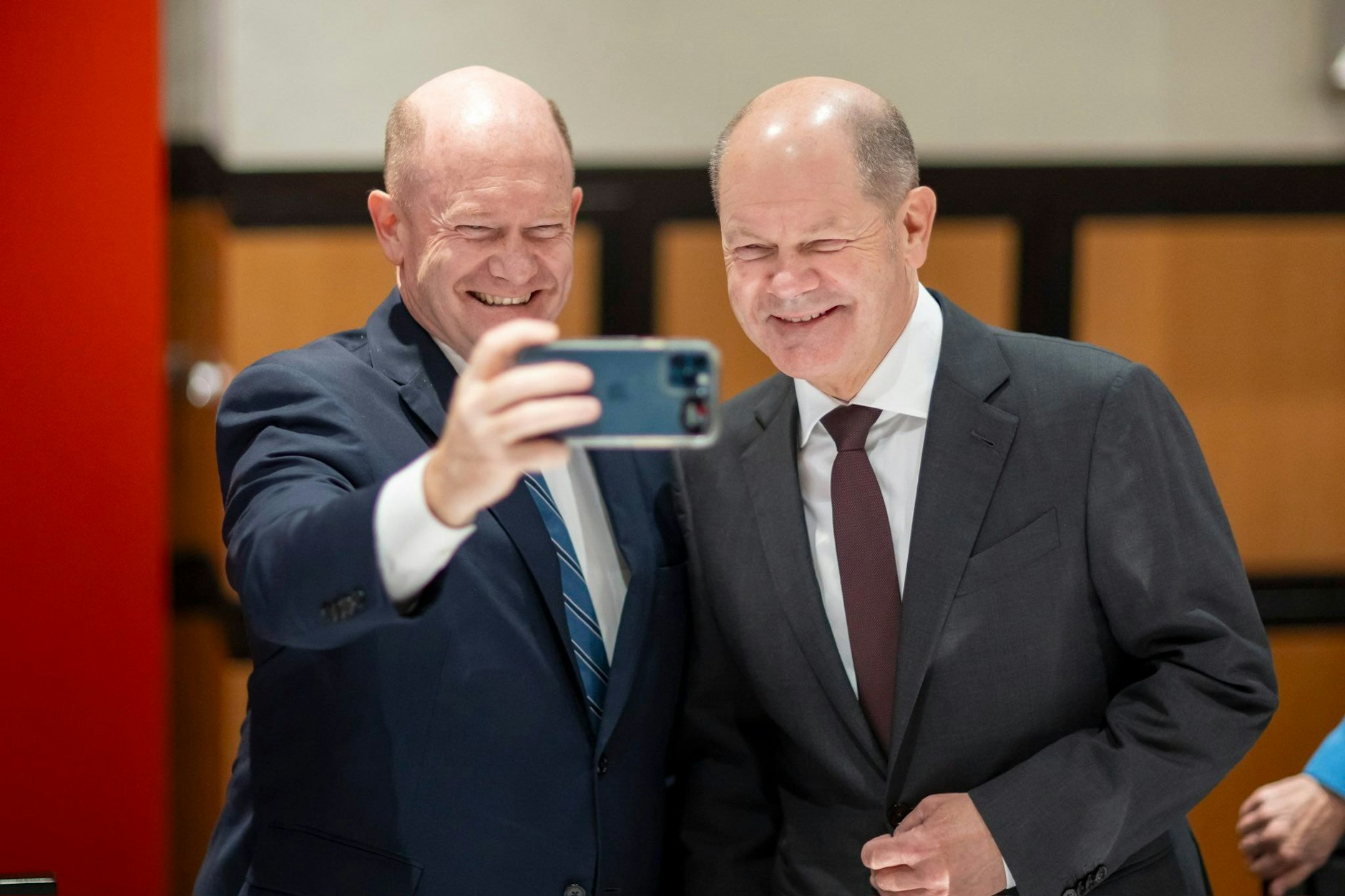 Ist das der berühmte Doppel-Wumms? Olaf Scholz (rechts) und sein Doppelgänger Chris Coons.