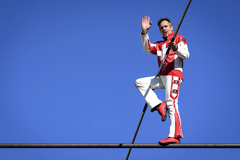 Absolut schwindelfrei: Der Schweizer Drahtseilkünstler Freddy Nock balanciert auf einem Seil einer Seilbahn.
