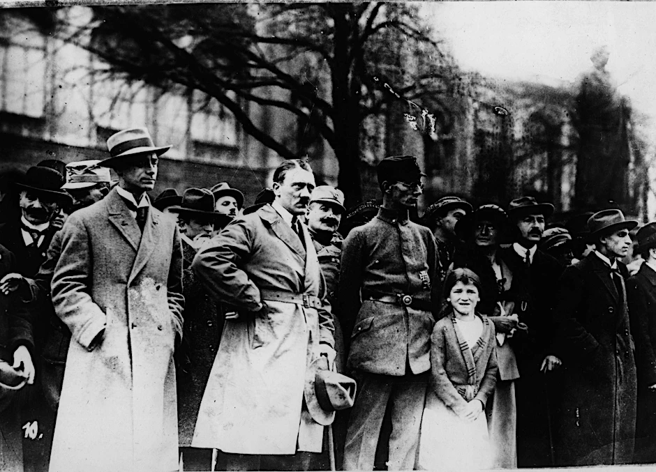 Mai 1923: Adolf Hitler beim aus dem gleichnamigen Freikorps hervorgegangenem Bund Oberland in München.