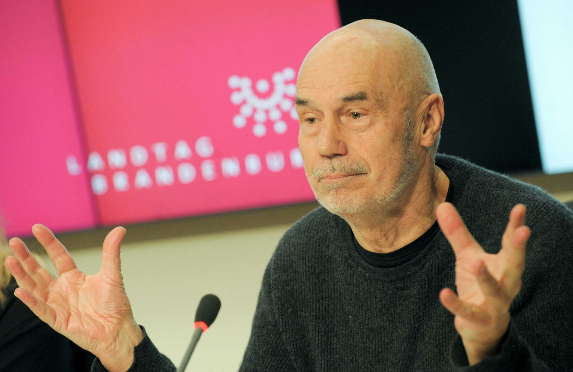 ARCHIV - Architekt Peter Kulka spricht im Brandenburger Landtag auf einer Pressekonferenz zur Eröffnung neuen Landtags.  a