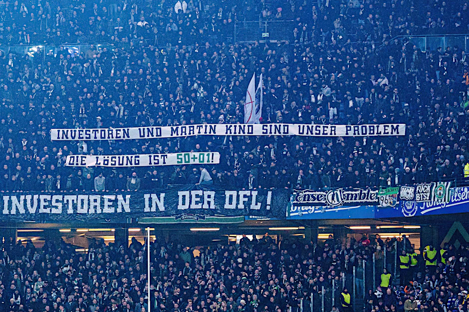 Protestbanner sind beim Zweitliga-Spiel des Hamburger SV gegen Hannover 96 am Freitagabend im Stadion zu sehen.&nbsp;