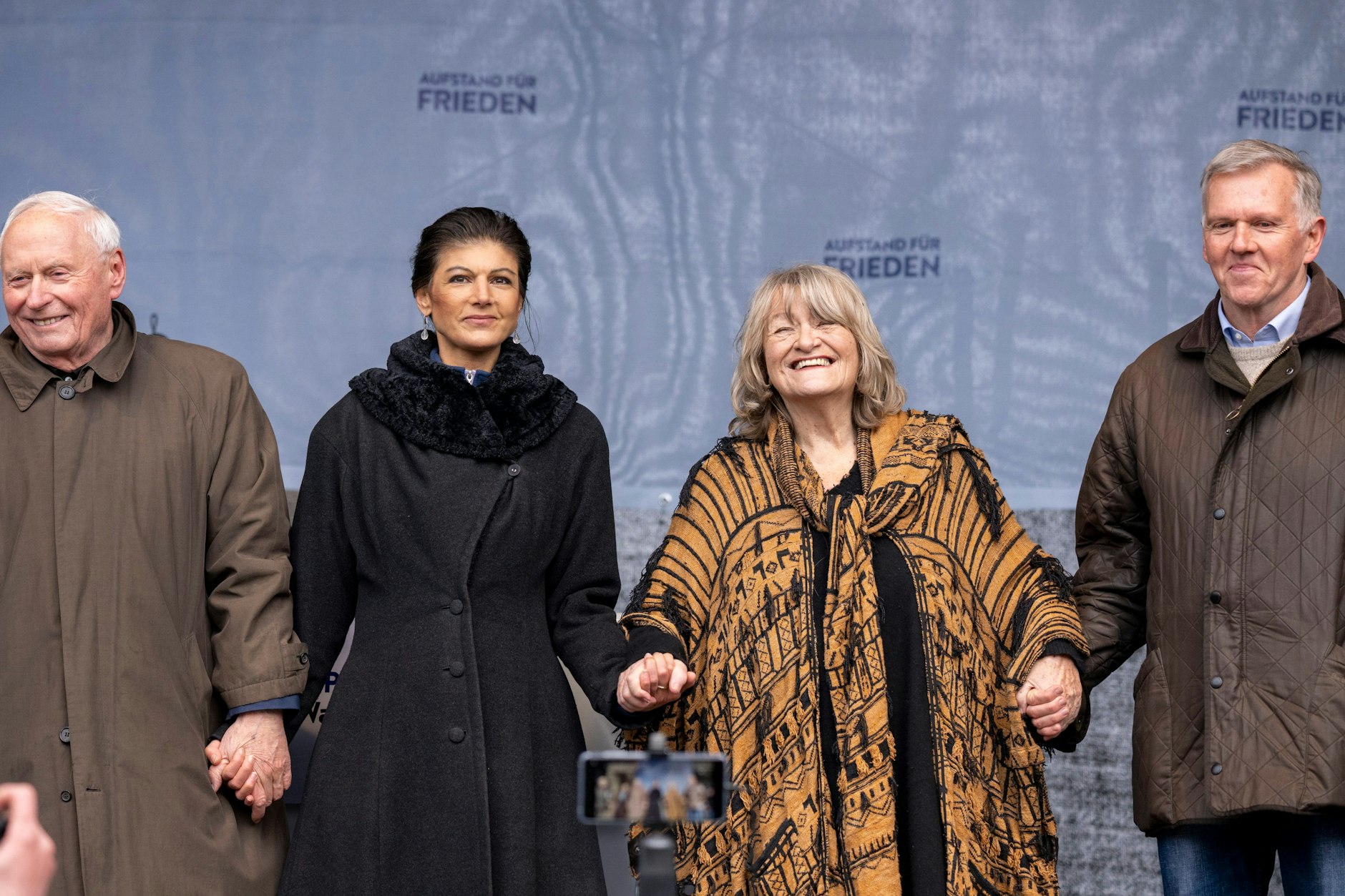 Erich Vad auf einer Friedenskundgebung am Brandenburger Tor am 25.2.2023, neben ihm Alice Schwarzer, Sahra Wagenknecht und Oskar Lafontaine (v.r.n.l.)