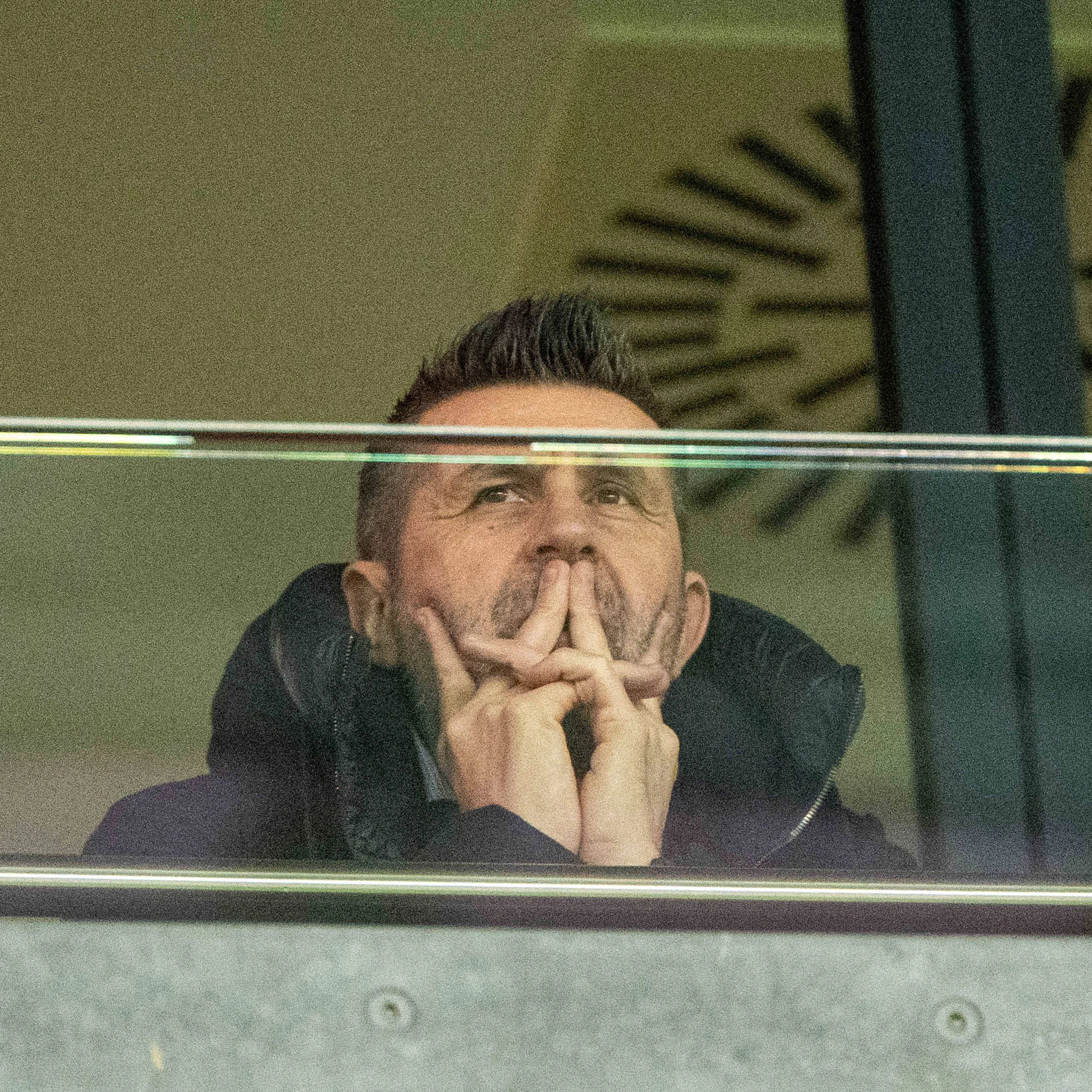 Nur Zaungast, statt voll dabei. Unions Trainer Nenad Bjelica auf der Tribüne beim Spiel in Mainz.