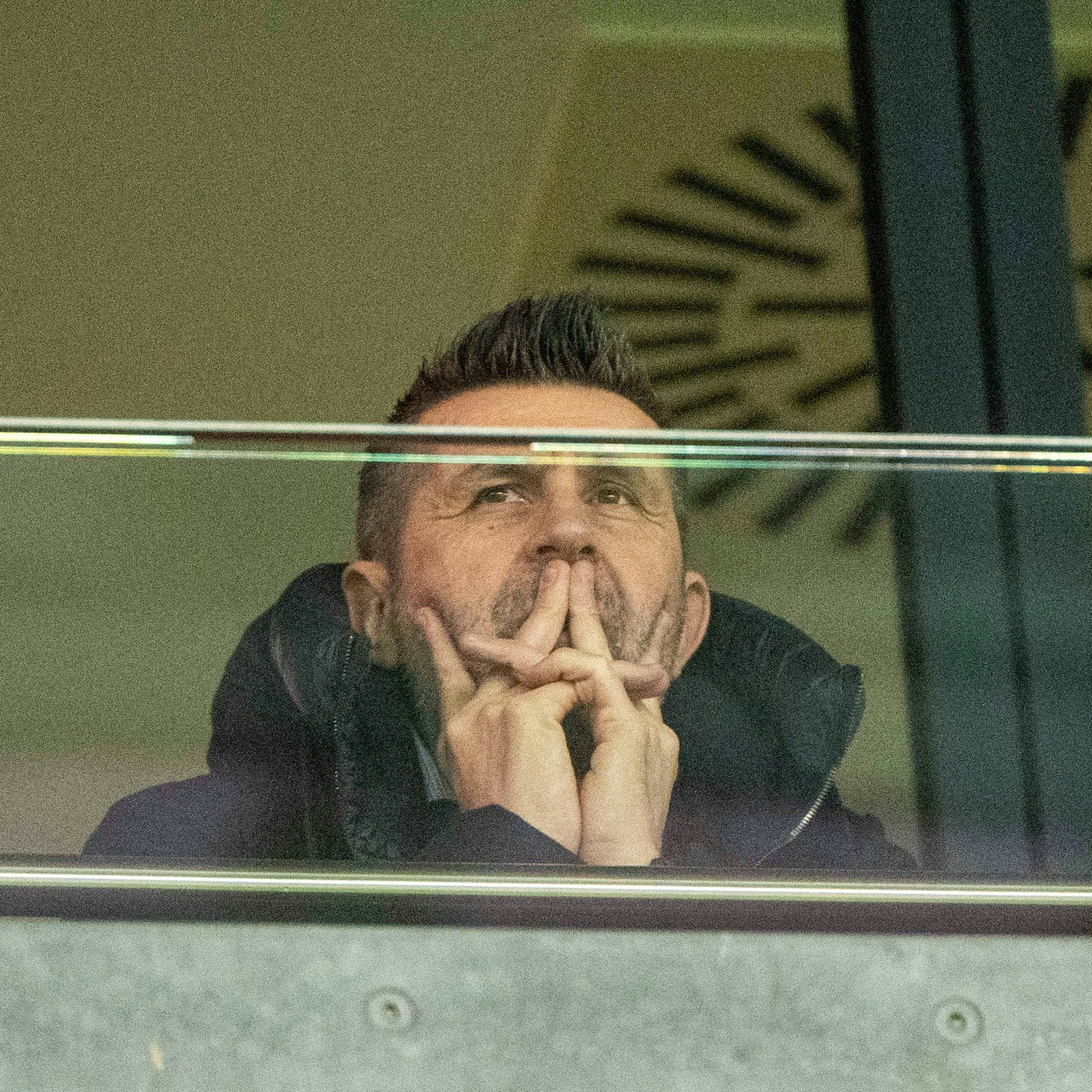 Nur Zaungast, statt voll dabei. Unions Trainer Nenad Bjelica auf der Tribüne beim Spiel in Mainz.