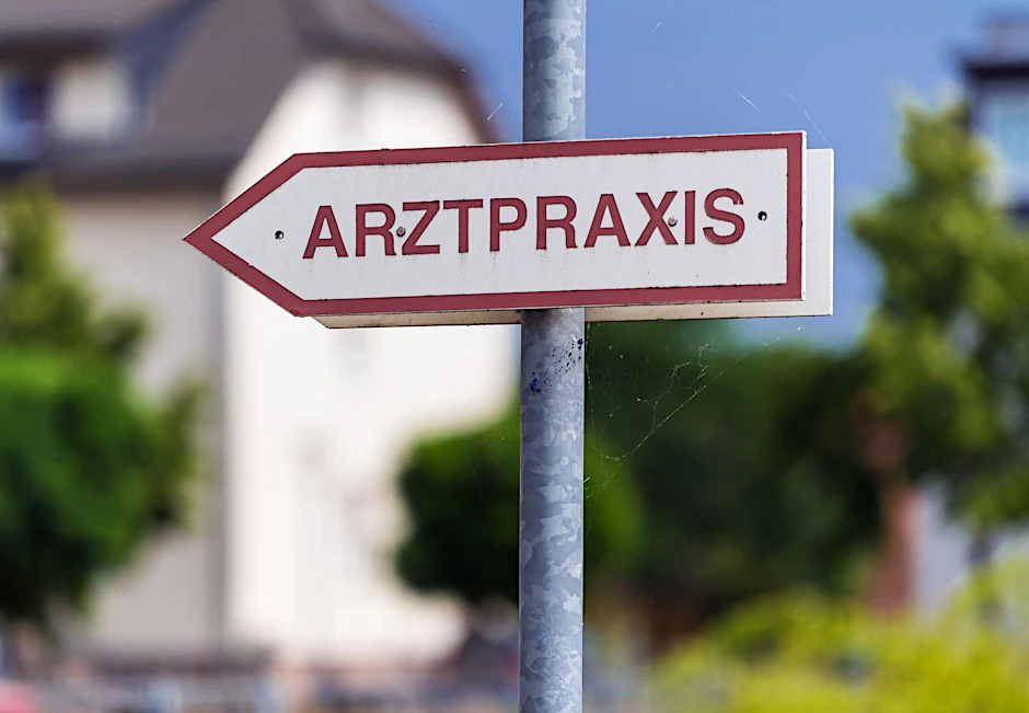 ARCHIV - Mehrere Arzthelferinnen und -helfer haben am Donnerstag in Berlin und Brandenburg ihre Arbeit niedergelegt.  a/Symbolbild