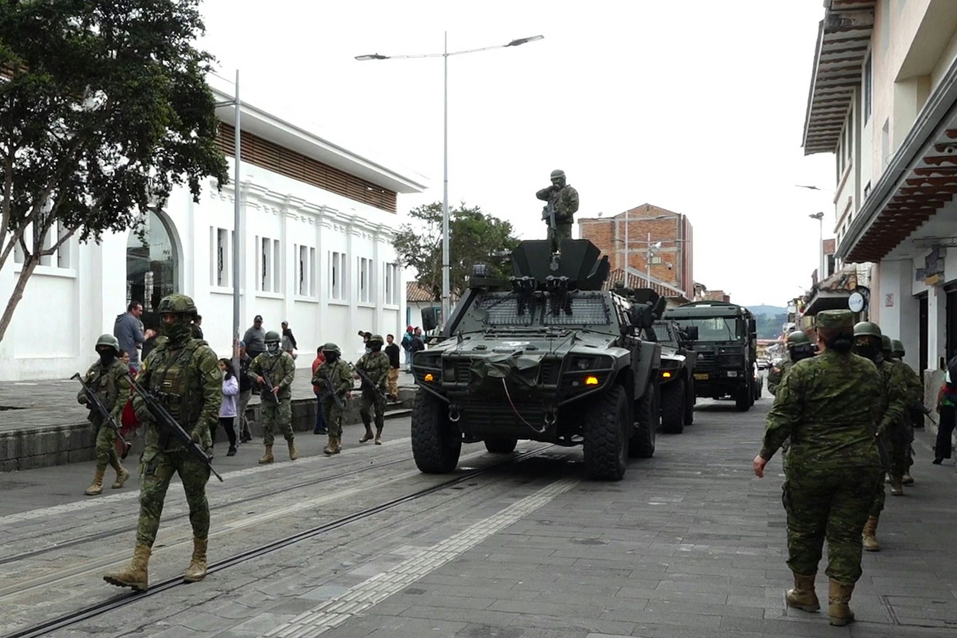 Eine von Streitkräften und Polizei durchgeführte Kontrolle in La Chola Cuencana