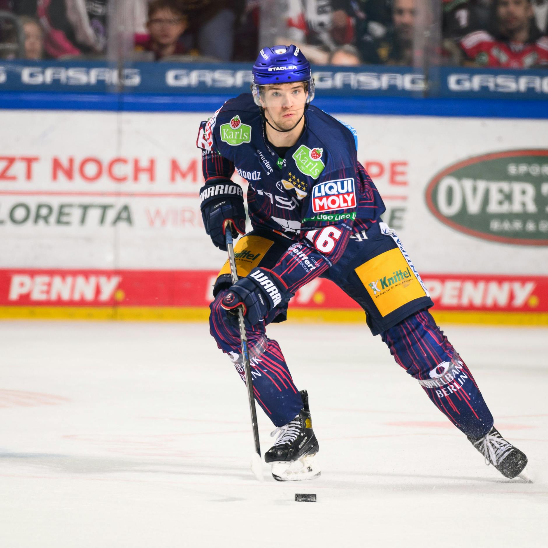 Auch Brendan Guhle verteidigte für die Eisbären Berlin im Trikot mit der Nummer 16.