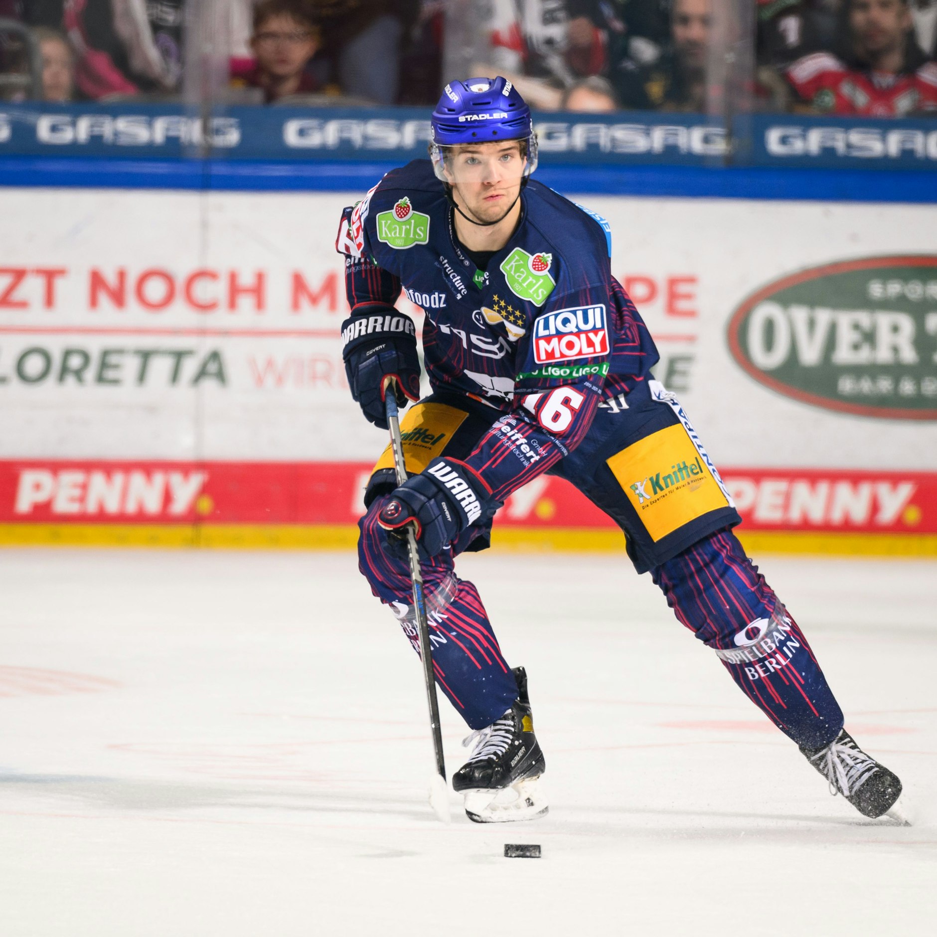 Auch Brendan Guhle verteidigte für die Eisbären Berlin im Trikot mit der Nummer 16.