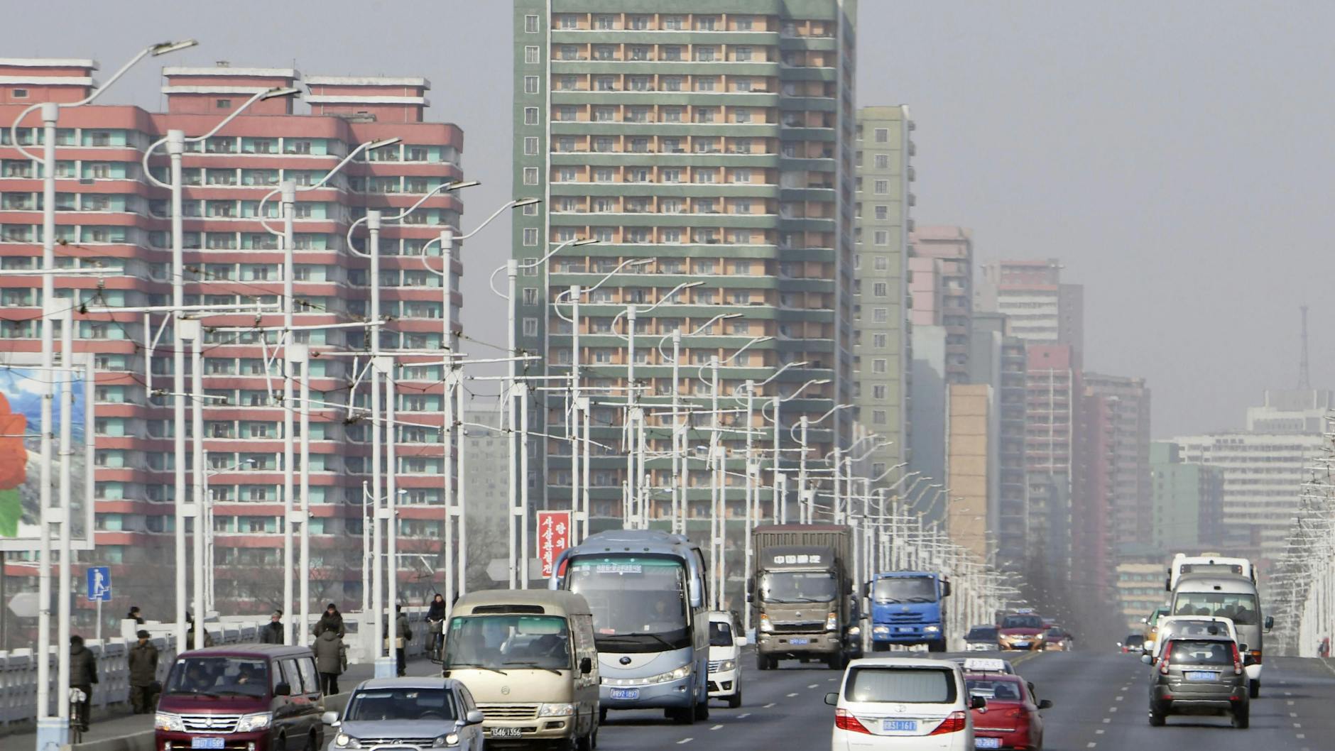 Alltag in Pjöngjang: Autos fahren auf einer Straße der Hauptstadt Nordkoreas vor Hochhäusern entlang. Auch zwei Maybachs wurden gesichtet.