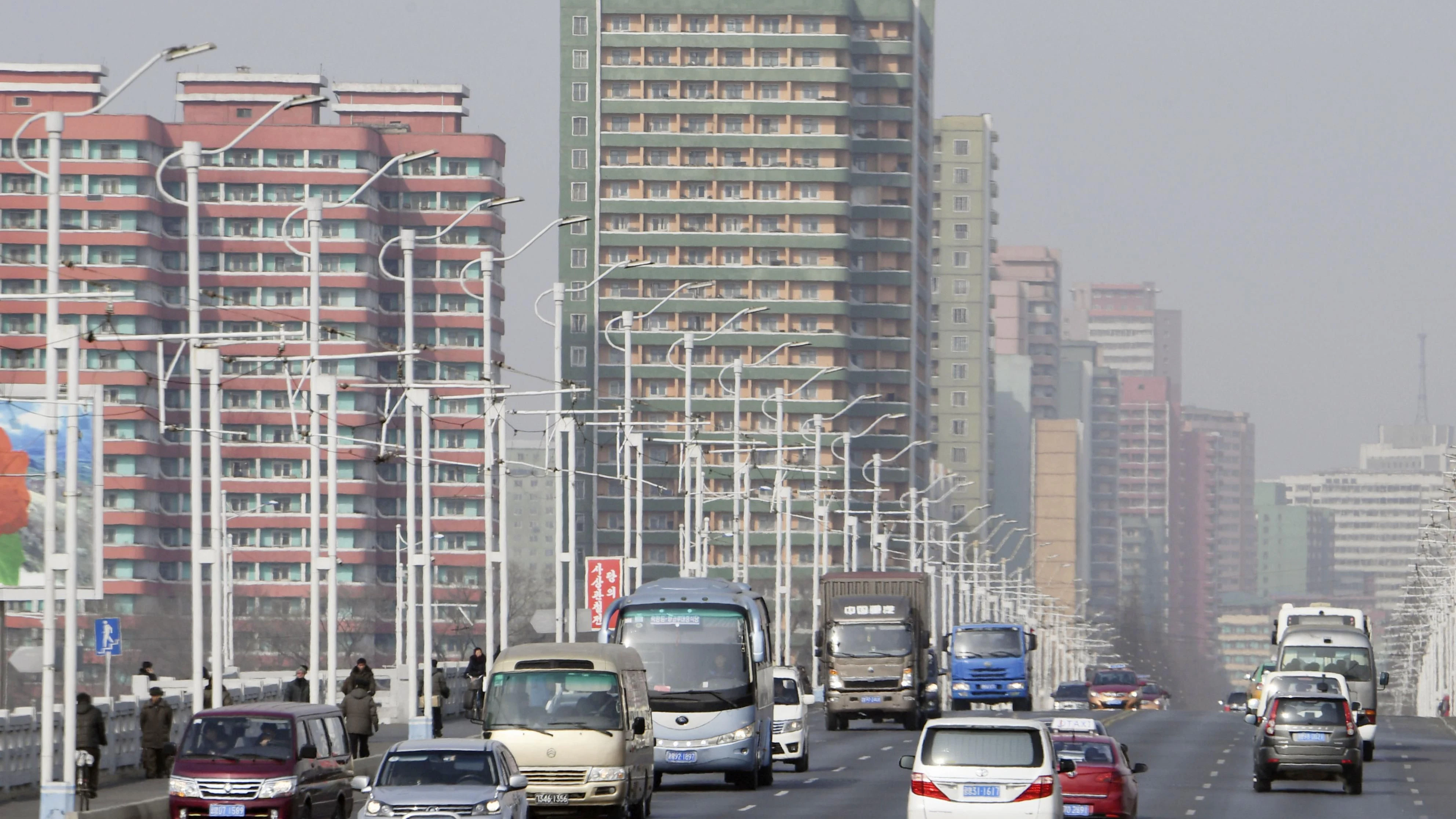 Alltag in Pjöngjang: Autos fahren auf einer Straße der Hauptstadt Nordkoreas vor Hochhäusern entlang. Auch zwei Maybachs wurden gesichtet.