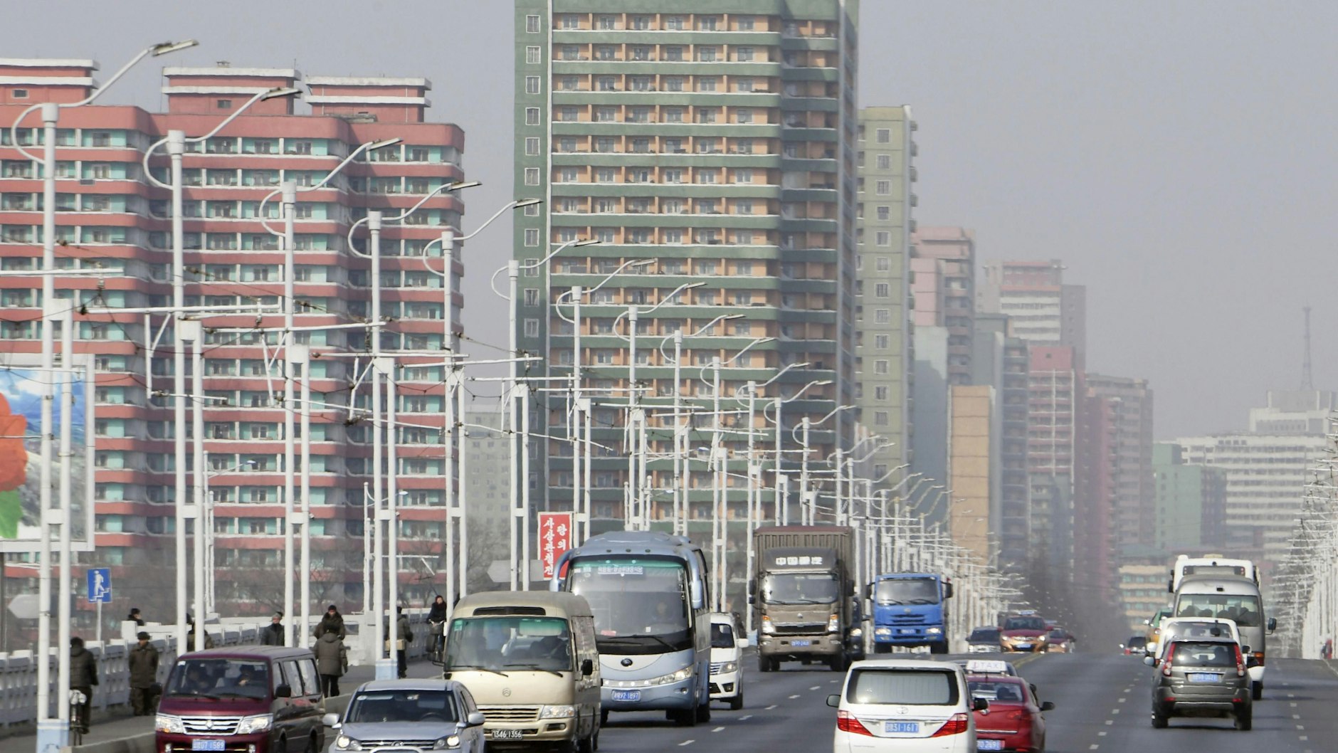 Alltag in Pjöngjang: Autos fahren auf einer Straße der Hauptstadt Nordkoreas vor Hochhäusern entlang. Auch zwei Maybachs wurden gesichtet.