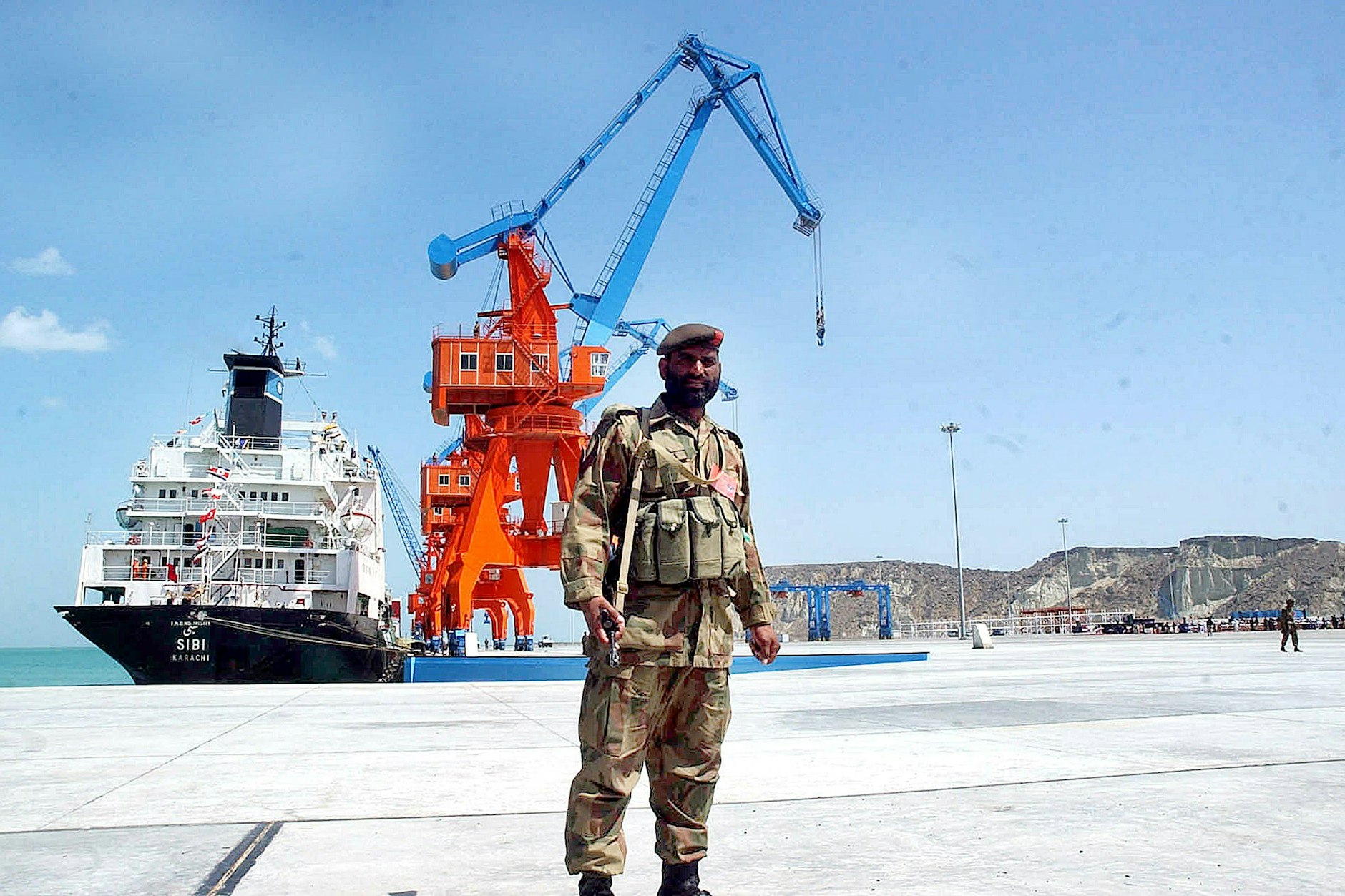 Ein pakistanischer Soldat patrouilliert am neu gebauten Hafen Gwadar am Arabischen Meer, Pakistan.