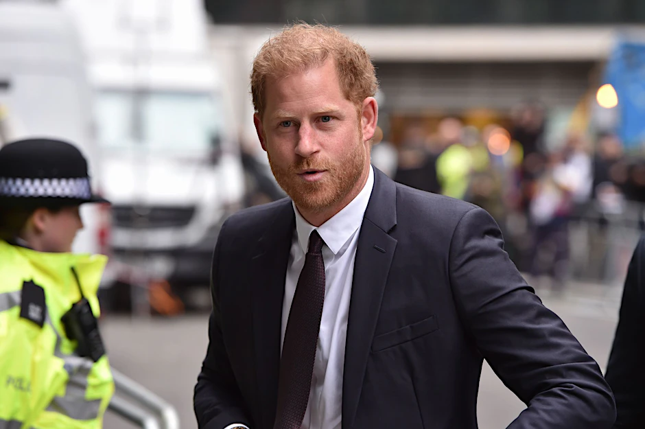 ARCHIV - Prinz Harry  war umgehend nach London gereist, nachdem der Palast am Montag die Öffentlichkeit über die Krebsdiagnose des 75-Jährigen informiert hatte (Archivbild).  