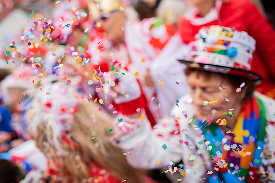 ARCHIV - Jecken feiern Karneval.  