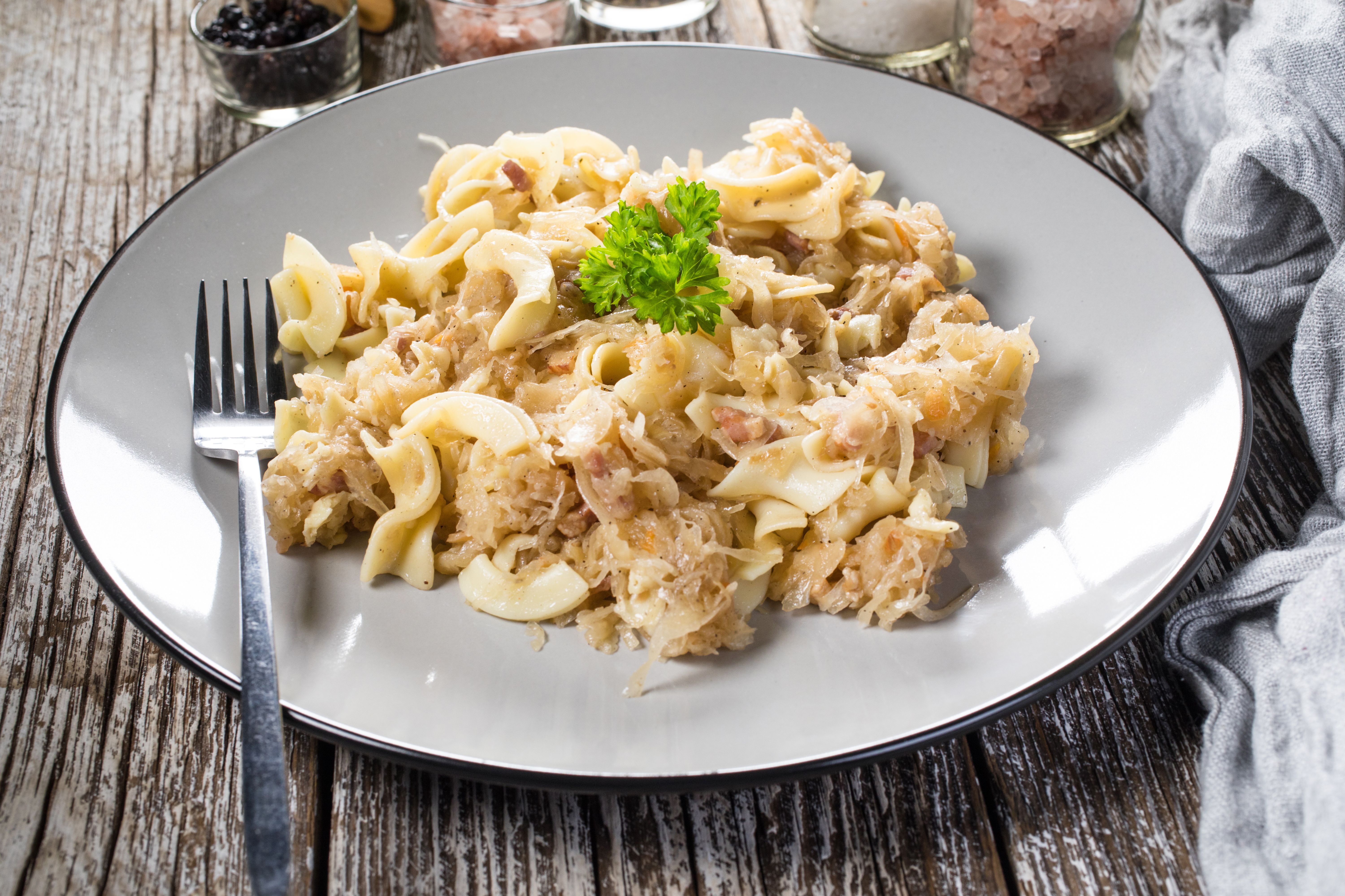 Krautnudeln Rezept: So Zaubern Sie Omas Traditionelle Nudel-Pfanne Ganz ...