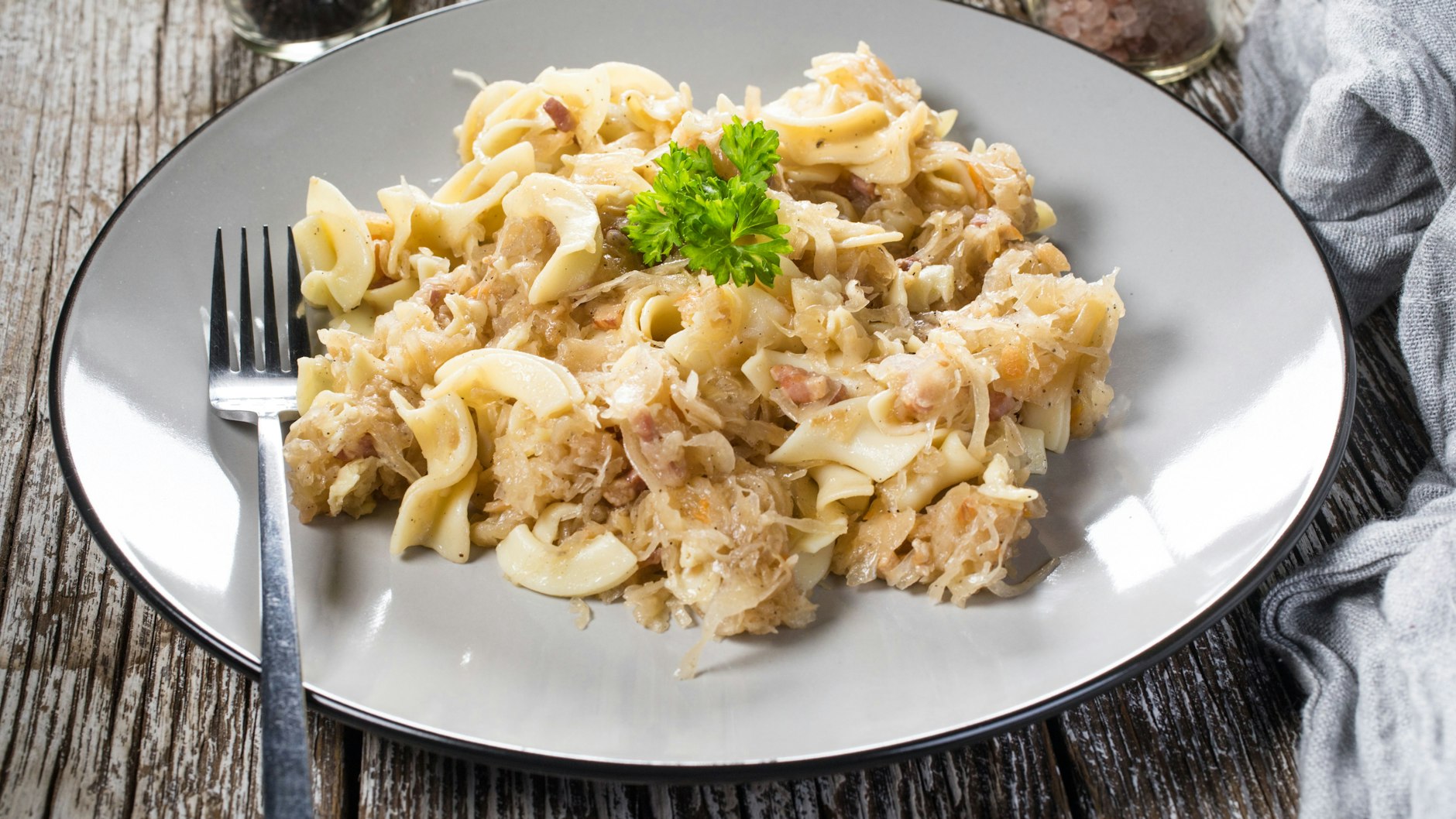 Die leckeren Krautnudeln aus Omas Kochbuch sind auch gut, wenn es mal schnell gehen muss - probieren Sie das Rezept unbedingt aus!